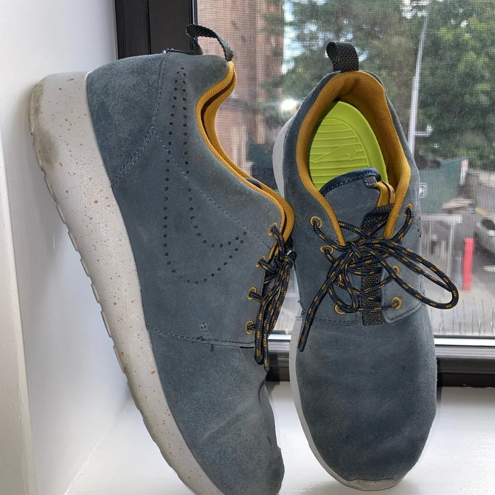 Nike Rosherun Blue and Yellow Athletic Shoes with Cushioned Design